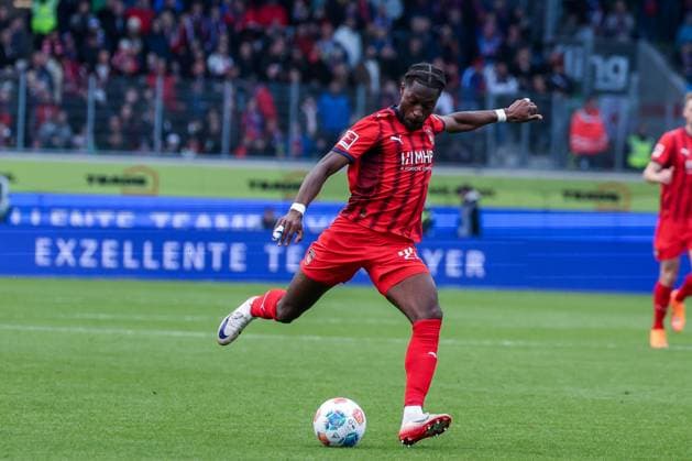Omar Traore 23 (1FC Heidenheim 1846) mit einem Torschuss, 1. FC Heidenheim 1846 vs. SV Werder Bremen, DFL, Bundesliga, Saison 2025 2026, Voith Arena, Hinrunde, 7. Spieltag, 18.10.2025 DFB regulations prohibit any use of photographs as image sequences and or quasi-video Heidenheim Baden-Wuerttemberg Deutschland