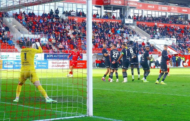 Faustabwehr von Torhüter Jakub Jakubov (Greifswald) nach einem Freistoß, rechts die Greifswalder Abwehrmauer. Fußball Regionalliga Nordost 2025 26 FSV Zwickau - Greifswalder FC 1:0 am 18.10.2025 FSV Zwickau - Greifswalder FC