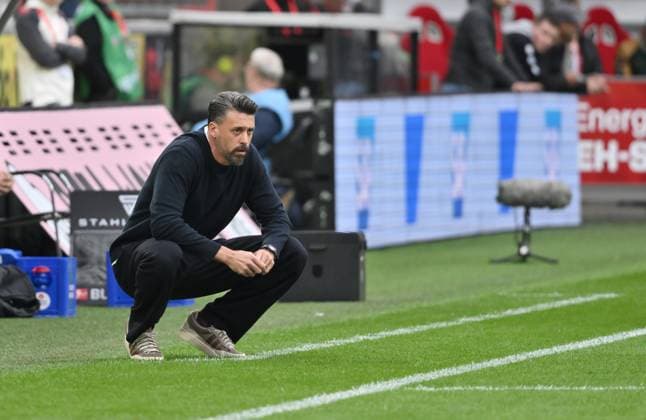 Trainer Sandro Wagner (FC Augsburg) 18.10.2025, Fussball 1. Bundesliga, Saison 2025 2026, 7. Spieltag, 1. FC Köln - FC Augsburg 1:1 DFL regulations prohibit any use of photographs as image sequences and or quasi-video Koeln RheinEnergieStadion Nordrhein Westfalen Deutschland