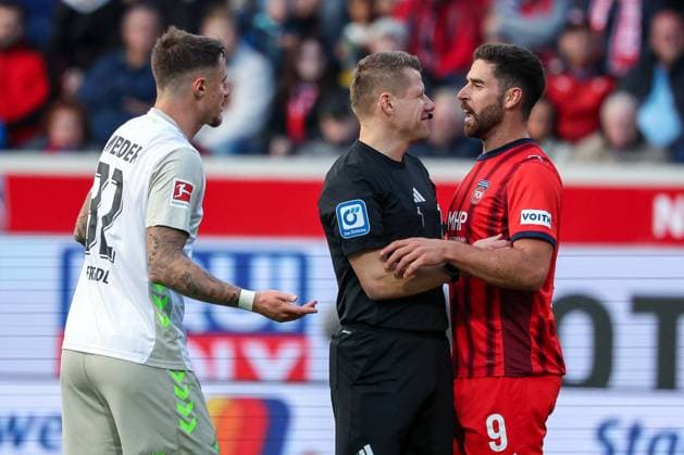 Referee Schiedsrichter Patrick Ittrich, Mitte, im Gespraech mit Stefan Schimmer 9 (1FC Heidenheim 1846), Marco Friedl 32 (SV Werder Bremen), links, gestikuliert, 1. FC Heidenheim 1846 vs. SV Werder Bremen, DFL, Bundesliga, Saison 2025 2026, Voith Arena, Hinrunde, 7. Spieltag, 18.10.2025 DFB regulations prohibit any use of photographs as image sequences and or quasi-video Heidenheim Baden-Wuerttemberg Deutschland