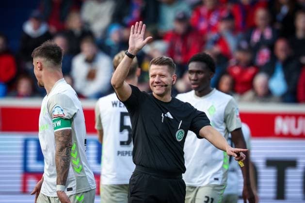 Referee Schiedsrichter Patrick Ittrich lacht, im Gespraech mit Marco Friedl 32 (SV Werder Bremen) nach einer Entscheidung, 1. FC Heidenheim 1846 vs. SV Werder Bremen, DFL, Bundesliga, Saison 2025 2026, Voith Arena, Hinrunde, 7. Spieltag, 18.10.2025 DFB regulations prohibit any use of photographs as image sequences and or quasi-video Heidenheim Baden-Wuerttemberg Deutschland