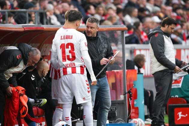 Trainer Lukas Kwasniok (1.FC Koeln) wechselt Said El Mala (1. FC Koeln) und Marius Bülter (1.FC Koeln), li., ein 18.10.2025, Fussball 1. Bundesliga, Saison 2025 2026, 7. Spieltag, 1. FC Köln - FC Augsburg 1:1 DFL regulations prohibit any use of photographs as image sequences and or quasi-video Koeln RheinEnergieStadion Nordrhein Westfalen Deutschland