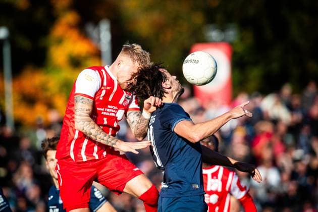Babelsberg , 181025 , Fussball Regionalliga Nordost SV Babelsberg 03 - Rot Weiß Weiss Erfurt im Bild: Ben Luca Moritz( Erfurt) gegen Philipp Zeiger (Babelsberg)