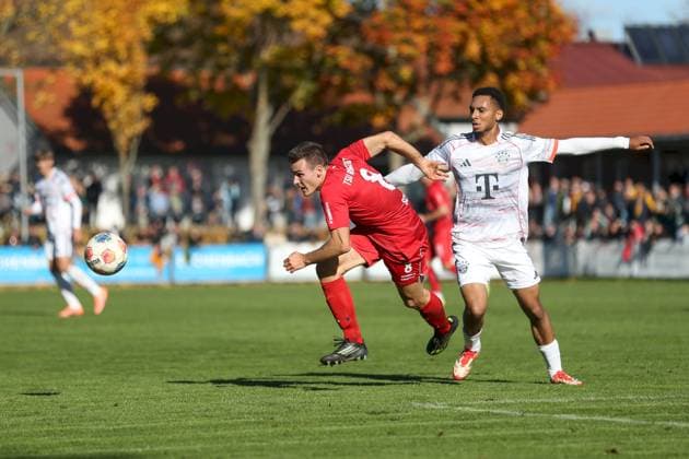 18.10.2025, xjcx, Herren, Fussball, Saison 2025 2026, Regionalliga Bayern, 14. Spieltag: TSV Aubstadt - FC Bayern Muenchen II Nico Schmidt ( 8, TSV Aubstadt) und Vincent Ugo Manuba ( 11, FC Bayern München II) Sulzfeld Schulstadion Aubstadt Bayern Deutschland