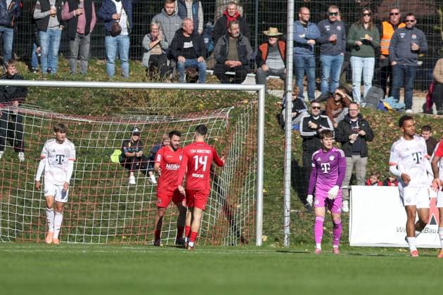 18.10.2025, xjcx, Herren, Fussball, Saison 2025 2026, Regionalliga Bayern, 14. Spieltag: TSV Aubstadt - FC Bayern Muenchen II Torjubel nach dem 1:0 durch Timo Pitter ( 10, TSV Aubstadt), hier mit Radzivon Hushcha ( 18, TSV Aubstadt) Sulzfeld Schulstadion Aubstadt Bayern Deutschland