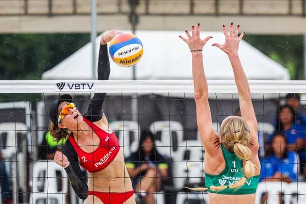 (251019) -- LAGUNA PROVINCE, Oct. 19, 2025 -- Stefanie Fejes (L) of Australia competes against Ieva Dumbauskaite of Lithuania during the women s semifinal match between Ieva Dumbauskaite Gerda Grudzinskaite of Lithuania and Jasmine Fleming Stefanie Fejes of Australia at the Volleyball World Beach Pro Tour in Laguna Province, the Philippines, on Oct. 19, 2025. ) (SP)THE PHILIPPINES-LAGUNA PROVINCE-VOLLEYBALL WORLD BEACH PRO TOUR ROUELLExUMALI 