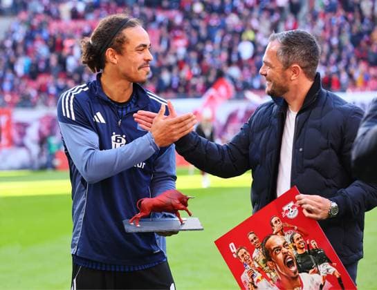 RB Leipzig - Hamburg Bundesliga Leipzig, 18.10.2025, Red Bull Arena, Fussball, Bundesliga, Spieltag 7 , RB Leipzig vs. Hamburger SV 2:1 (1:0) , Yussuf Poulsen wurde von RB Leipzig verabschiedet. Der ehemalige RB Spieler spielt seit dieser Saison für die Hamburger. Im Bild v.l.: Yussuf PoulsenÊ( 15, HSV) und Marcel Schäfer Schaefer (RB Leipzig, Geschäftsführer ,