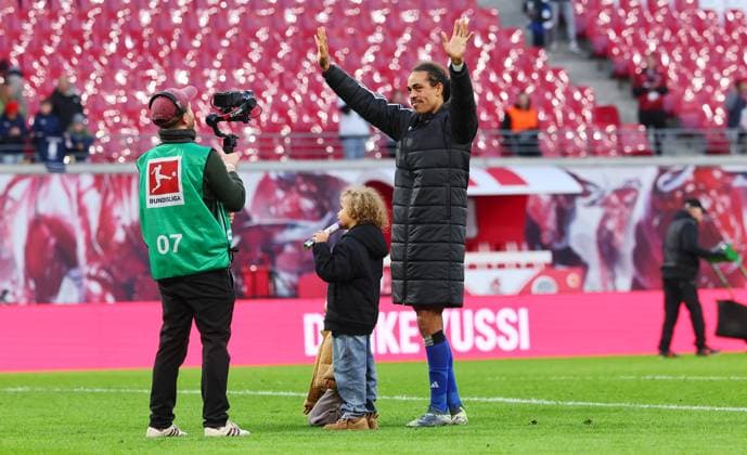 RB Leipzig - Hamburg Bundesliga Leipzig, 18.10.2025, Red Bull Arena, Fussball, Bundesliga, Spieltag 7 , RB Leipzig vs. Hamburger SV 2:1 (1:0) , Yussuf Poulsen wurde von RB Leipzig verabschiedet. Der ehemalige RB Spieler spielt seit dieser Saison für die Hamburger. Im Bild: Yussuf PoulsenÊ( 15, HSV) nach der Partie vor dem RB Fanblock. ,