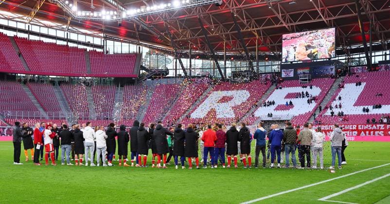 RB Leipzig - Hamburg Bundesliga Leipzig, 18.10.2025, Red Bull Arena, Fussball, Bundesliga, Spieltag 7 , RB Leipzig vs. Hamburger SV 2:1 (1:0) , Im Bild: Yussuf PoulsenÊ( 15, HSV) lief nach der Partie durch ein Spallier von RB Mannschaft und Staff. Poulsen wurde heute von RB Leipzig verabschiedet. Der ehemalige RB Spieler spielt seit dieser Saison für die Hamburger. ,
