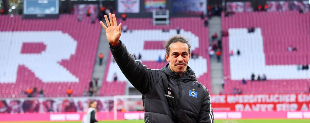 RB Leipzig - Hamburg Bundesliga Leipzig, 18.10.2025, Red Bull Arena, Fussball, Bundesliga, Spieltag 7 , RB Leipzig vs. Hamburger SV 2:1 (1:0) , Yussuf Poulsen wurde von RB Leipzig verabschiedet. Der ehemalige RB Spieler spielt seit dieser Saison für die Hamburger. Im Bild: Yussuf PoulsenÊ( 15, HSV) nach der Partie vor dem RB Fanblock. ,