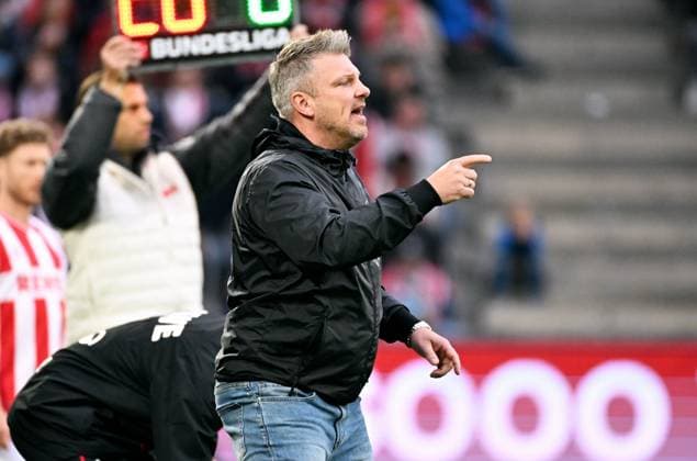 Fussball, Bundesliga, Deutschland, Herren, Saison 2025 2026, 7. Spieltag, Rhein Energie Stadion Köln, 1. FC Köln - FC Augsburg 1:1; Cheftrainer Lukas Kwasniok (KOE). Aktion, Einzelbild.