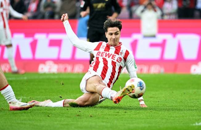 Fussball, Bundesliga, Deutschland, Herren, Saison 2025 2026, 7. Spieltag, Rhein Energie Stadion Köln, 1. FC Köln - FC Augsburg 1:1; Denis Huseinbasic (KOE). Aktion, Einzelbild.
