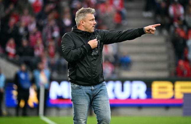 Fussball, Bundesliga, Deutschland, Herren, Saison 2025 2026, 7. Spieltag, Rhein Energie Stadion Köln, 1. FC Köln - FC Augsburg 1:1; Cheftrainer Lukas Kwasniok (KOE). Aktion, Einzelbild.