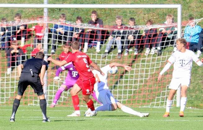 18.10.2025, Fußball, Herren, Saison 2025 2026, Fußball, Regionalliga Bayern: TSV Aubstadt - FC Bayern München 2: Aubstadts Max Grimm (Bildmitte) kurz vor dem 1:0 der Hausherren