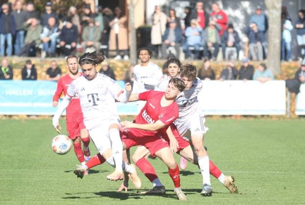 18.10.2025, Fußball, Herren, Saison 2025 2026, Fußball, Regionalliga Bayern: TSV Aubstadt - FC Bayern München 2: Münchens Adin Licina (links) gegen Aubstadts Rgor Zelenskiy