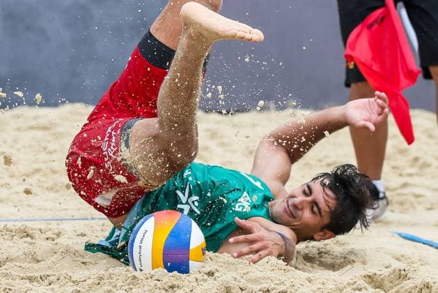 (251019) -- LAGUNA PROVINCE, Oct. 19, 2025 -- Javier Bello of England competes during the men s semifinal match between Javier Bello Joaquin Bello of England and Manuel Alfieri Alex Ranghieri of Italy at the Volleyball World Beach Pro Tour in Laguna Province, the Philippines, Oct. 19, 2025. ) (SP)THE PHILIPPINES-LAGUNA PROVINCE-VOLLEYBALL WORLD BEACH PRO TOUR RouellexUmali 