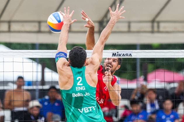 (251019) -- LAGUNA PROVINCE, Oct. 19, 2025 -- Manuel Alfieri (Back) of Italy competes against Joaquin Bello (Front) of England during the men s semifinal match between Javier Bello Joaquin Bello of England and Manuel Alfieri Alex Ranghieri of Italy at the Volleyball World Beach Pro Tour in Laguna Province, the Philippines, Oct. 19, 2025. ) (SP)THE PHILIPPINES-LAGUNA PROVINCE-VOLLEYBALL WORLD BEACH PRO TOUR RouellexUmali 