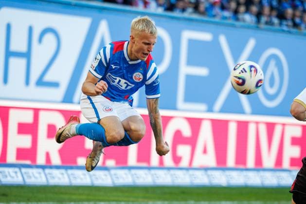 Viktor Bergh (Rostock) ; GER, FC Hansa Rostock vs. SV Wehen-Wiesbaden, Fußball, Männer, 3. Liga, 11.Spieltag, Spielzeit 2025 2026,18.10.2025 Rostock Ostseestadion Mecklenburg - Vorpommern Deutschland