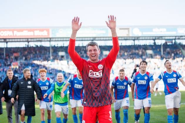 Torwart Benjamin Uphoff (Rostock) wird von seinen Mitspielern und Fans hinterher gefeiert; GER, FC Hansa Rostock vs. SV Wehen-Wiesbaden, Fußball, Männer, 3. Liga, 11.Spieltag, Spielzeit 2025 2026,18.10.2025 Rostock Ostseestadion Mecklenburg - Vorpommern Deutschland