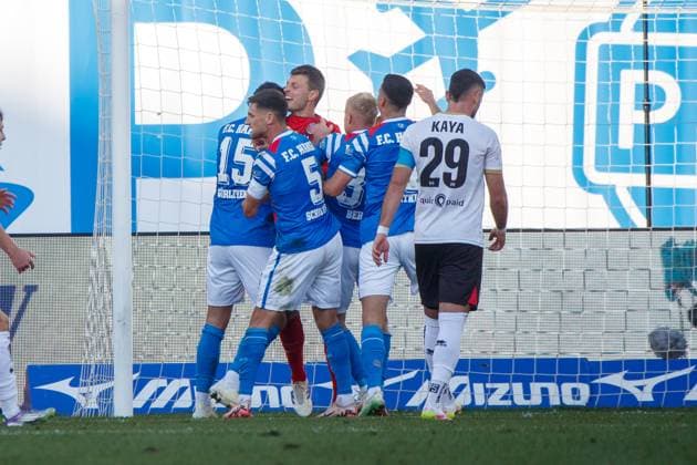 In der Mitte Torwart Benjamin Uphoff (Rostock) hat gerade einen Elfmeter gehalten und wird von seinen Mitspielern gefeiert; GER, FC Hansa Rostock vs. SV Wehen-Wiesbaden, Fußball, Männer, 3. Liga, 11.Spieltag, Spielzeit 2025 2026,18.10.2025 Rostock Ostseestadion Mecklenburg - Vorpommern Deutschland