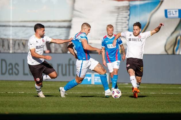 v.l. Tarik Gözüsirin (SVW) , Jan Mejdr (Rostock) und Lukas Schleimer (Wehen); GER, FC Hansa Rostock vs. SV Wehen-Wiesbaden, Fußball, Männer, 3. Liga, 11.Spieltag, Spielzeit 2025 2026,18.10.2025 Rostock Ostseestadion Mecklenburg - Vorpommern Deutschland