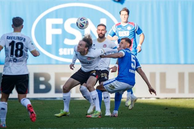 links Ryan Johansson (SVW) gegen Marco Schuster (Rostock) ; GER, FC Hansa Rostock vs. SV Wehen-Wiesbaden, Fußball, Männer, 3. Liga, 11.Spieltag, Spielzeit 2025 2026,18.10.2025 Rostock Ostseestadion Mecklenburg - Vorpommern Deutschland