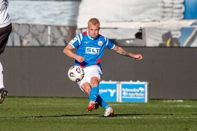 Viktor Bergh (Rostock) ; GER, FC Hansa Rostock vs. SV Wehen-Wiesbaden, Fußball, Männer, 3. Liga, 11.Spieltag, Spielzeit 2025 2026,18.10.2025 Rostock Ostseestadion Mecklenburg - Vorpommern Deutschland