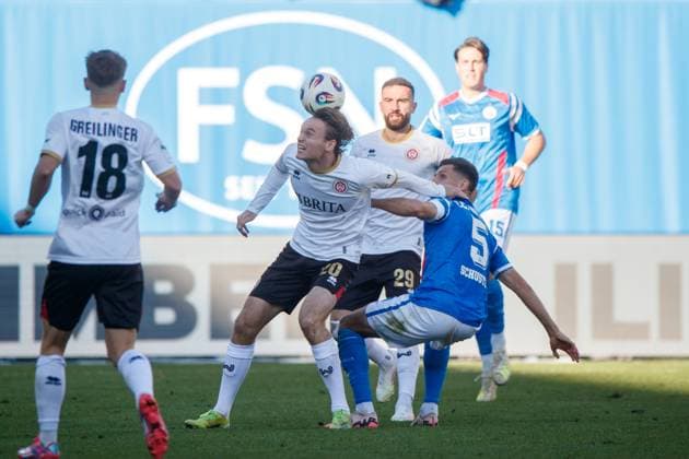 links Ryan Johansson (SVW) gegen Marco Schuster (Rostock) ; GER, FC Hansa Rostock vs. SV Wehen-Wiesbaden, Fußball, Männer, 3. Liga, 11.Spieltag, Spielzeit 2025 2026,18.10.2025 Rostock Ostseestadion Mecklenburg - Vorpommern Deutschland