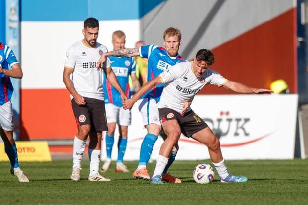 v.l. Tarik Gözüsirin (SVW) , Andreas Voglsammer (Rostock) und David Suarez Cardenes (Wiesbaden) ; GER, FC Hansa Rostock vs. SV Wehen-Wiesbaden, Fußball, Männer, 3. Liga, 11.Spieltag, Spielzeit 2025 2026,18.10.2025 Rostock Ostseestadion Mecklenburg - Vorpommern Deutschland
