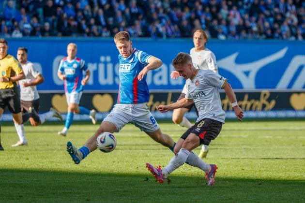 links Jonas Dirkner (Rostock) gegen Fabian Greilinger (Wehen); GER, FC Hansa Rostock vs. SV Wehen-Wiesbaden, Fußball, Männer, 3. Liga, 11.Spieltag, Spielzeit 2025 2026,18.10.2025 Rostock Ostseestadion Mecklenburg - Vorpommern Deutschland