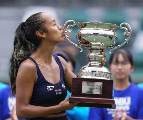 Tennis: Japan Open Canada s Leylah Fernandez kisses the victor s trophy after winning the women s singles title at the Japan Open tennis championships at Morita Tennis Center Utsubo in the western Japan city of Osaka on Oct. 19, 2025.  A14AA0004955876P