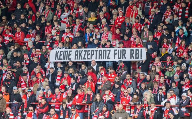 Fußball, Frauen, Saison 2025 2026, Google Pixel Frauen-Bundesliga (7. Spieltag), 1. FC Union Berlin - RB Leipzig, Union-Fans schwiegen in den ersten 15 Minuten der Partie aus Protest gegen RB Leipzig, Keine Akzeptanz für RB !, 19.10. 2025, Copyright: xMatthiasxKochx