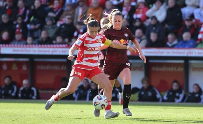 Lisa Heiseler am Ball, Annabel Schasching Zweikampf Spielszene Aktion Fußball Fussball Damen Frauen Bundesliga 7. Spieltag Saison 2025 2026 19.10.2025 1.FC Union Berlin vs. RB Leipzig RBL DFL regulations prohibit any use of photographs as image sequences and or quasi-video