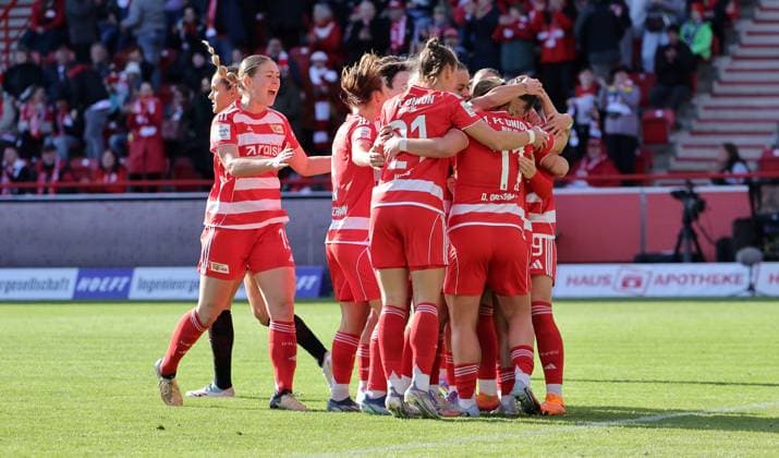 Lisa Heiseler jubelt nach 1:0 mit Teamkolleginnen Freude Emotion Jubel Fußball Fussball Damen Frauen Bundesliga 7. Spieltag Saison 2025 2026 19.10.2025 1.FC Union Berlin vs. RB Leipzig RBL DFL regulations prohibit any use of photographs as image sequences and or quasi-video