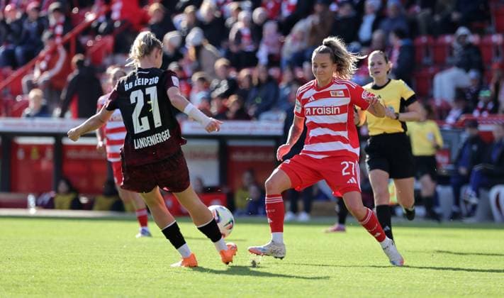 Julia Landenberger, Jenny Hipp Zweikampf Spielszene Aktion Fußball Fussball Damen Frauen Bundesliga 7. Spieltag Saison 2025 2026 19.10.2025 1.FC Union Berlin vs. RB Leipzig RBL DFL regulations prohibit any use of photographs as image sequences and or quasi-video
