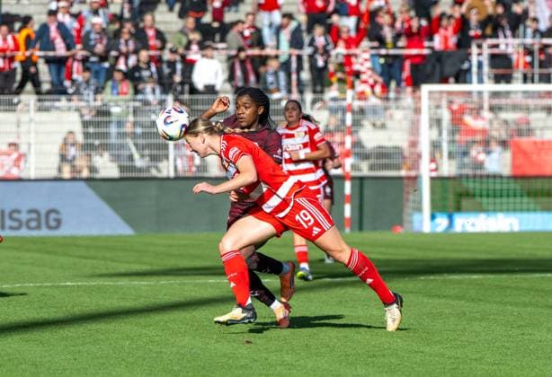 Fußball, Frauen, Saison 2025 2026, Google Pixel Frauen-Bundesliga (7. Spieltag), 1. FC Union Berlin - RB Leipzig, v. l. Samantha Steuerwald (1. Frauen 1. FC Union), Delice Boboy (RB Leipzig), 19.10. 2025, Copyright: xMatthiasxKochx