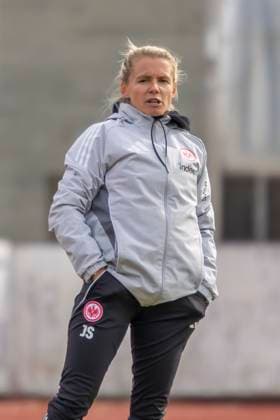 Ingolstadt, Deutschland 19. Oktober 2025: 2. BL - Frauen - 2025 2026 - FC Ingolstadt 04 vs. Eintracht Frankfurt II Im Bild: Trainer Julia Simic (Frankfurt II) Audi Sportpark Bayern Copyright: xFotostandx xSchäferx