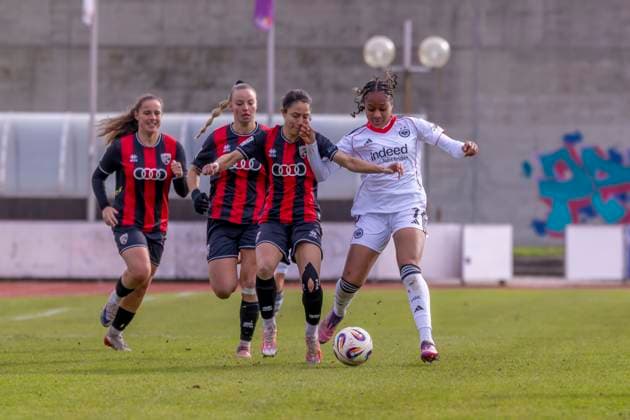 Ingolstadt, Deutschland 19. Oktober 2025: 2. BL - Frauen - 2025 2026 - FC Ingolstadt 04 vs. Eintracht Frankfurt II Im Bild: v. li. im Zweikampf Annika Kömm Koemm (FCI) und Solveig Schlitter (Frankfurt II) Audi Sportpark Bayern Copyright: xFotostandx xSchäferx