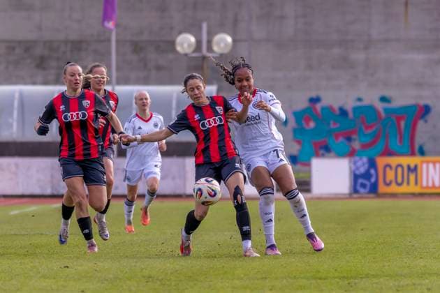 Ingolstadt, Deutschland 19. Oktober 2025: 2. BL - Frauen - 2025 2026 - FC Ingolstadt 04 vs. Eintracht Frankfurt II Im Bild: v. li. im Zweikampf Annika Kömm Koemm (FCI) und Solveig Schlitter (Frankfurt II) Audi Sportpark Bayern Copyright: xFotostandx xSchäferx