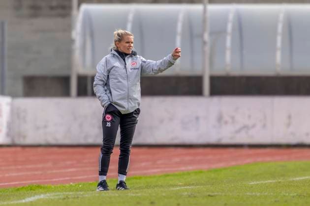 Ingolstadt, Deutschland 19. Oktober 2025: 2. BL - Frauen - 2025 2026 - FC Ingolstadt 04 vs. Eintracht Frankfurt II Im Bild: Trainer Julia Simic (Frankfurt II) gestikuliert auf dem Spielfeld. Audi Sportpark Bayern Copyright: xFotostandx xSchäferx