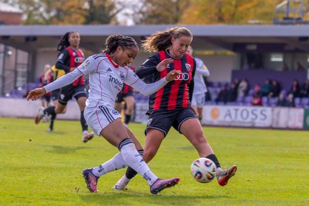Ingolstadt, Deutschland 19. Oktober 2025: 2. BL - Frauen - 2025 2026 - FC Ingolstadt 04 vs. Eintracht Frankfurt II Im Bild: v. li. im Zweikampf Solveig Schlitter (Frankfurt II) und Mara Winter (FCI) Audi Sportpark Bayern Copyright: xFotostandx xSchäferx