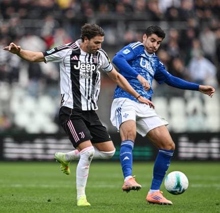 Mg Como 19 10 2025 - campionato di calcio serie A Como-Juventus foto Matteo Gribaudi Image nella foto: Alvaro Morata-Manuel Locatelli 