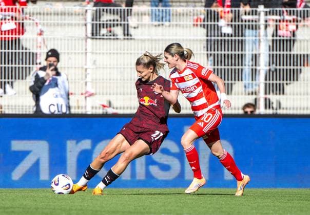 Fußball, Frauen, Saison 2025 2026, Google Pixel Frauen-Bundesliga (7. Spieltag), 1. FC Union Berlin - RB Leipzig, v. l. Julia Landenberger (RB Leipzig), Eileen Campbell (1. Frauen 1. FC Union) 19.10. 2025, Copyright: xMatthiasxKochx