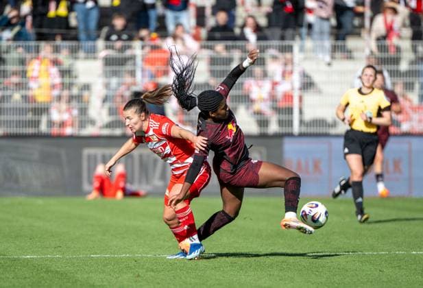 Fußball, Frauen, Saison 2025 2026, Google Pixel Frauen-Bundesliga (7. Spieltag), 1. FC Union Berlin - RB Leipzig, v. l. Katja Orschmann (1. Frauen 1. FC Union), Delice Boboy (RB Leipzig), 19.10. 2025, Copyright: xMatthiasxKochx