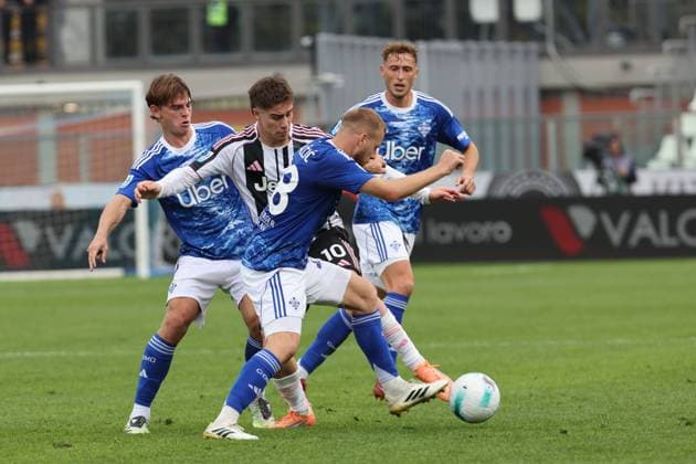 ComoÕs Como 1907 s Nico Paz during the Serie A soccer match between Como and Juventus at the Giuseppe Sinigaglia stadium in Como, north Italy - October 19, 2025 - Soccer.  Copyright: xAntonioxSaiai LaPressex
