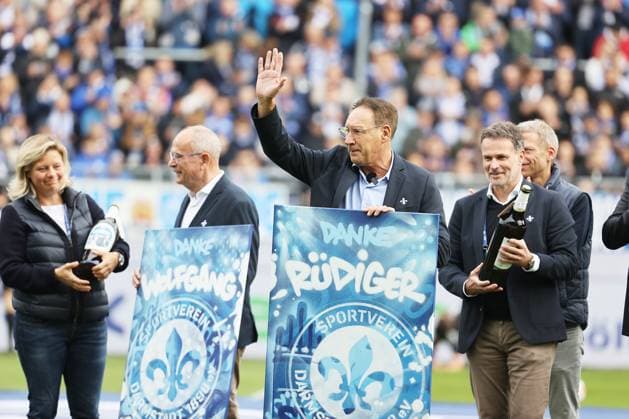 19.10.2025, xtvx, Fussball 2.Bundesliga, SV Darmstadt 98 - 1.FC Magdeburg v.l. Präsident Ruediger Fritsch (nach 13 Jahren in diesem Amt, 17 Jahren im Praesidium) und Wolfgang Arnold (nach 29 Jahren im Praesidium) Verabschiedung (DFL DFB REGULATIONS PROHIBIT ANY USE OF PHOTOGRAPHS as IMAGE SEQUENCES and or QUASI-VIDEO) Darmstadt