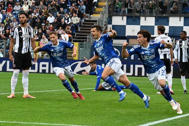 Como 1907 celebrates after the goal during Como 1907 vs Juventus FC, Italian soccer Serie A match in Como, Italy, October 19 2025  Copyright: xPasqualexGolia IPAxSportx xipa-agency.netx xx IPA_66802339 IPA_Agency_IPA66802339