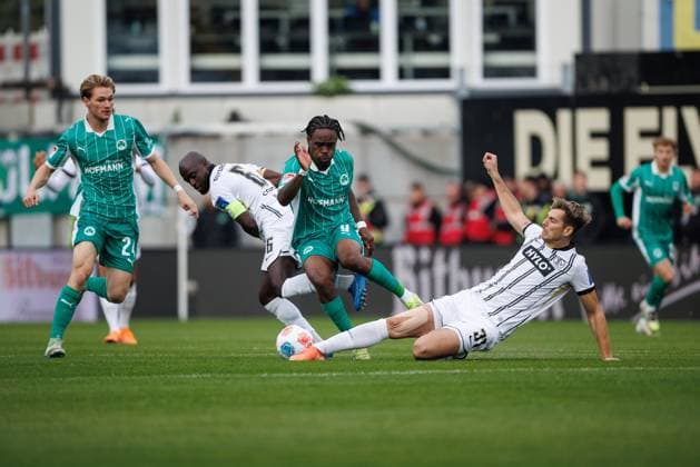 Noel Futkeu (SpVgg Greuther Fuerth) im Zweikampf mit Amara Conde (SV 07 Elversberg) und Maximilian Rohr (SV 07 Elversberg), SV Elversberg vs SpVgg Greuther Fuerth, Fussball, 2. Bundesliga, 9. Spieltag, Saison 2025 2026, 19.10.2025 DFB regulations prohibit any use of photographs as image sequences and or quasi-video. SV Elversberg vs SpVgg Greuther Fuerth, Fussball, 2. Bundesliga, 9. Spieltag, Saison 2025 2026, 19.10.2025