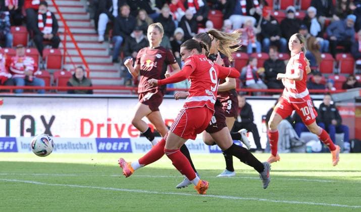Sophie Weidauer erzielt das Tor zum 4:0 Zweikampf Spielszene Aktion Fußball Fussball Damen Frauen Bundesliga 7. Spieltag Saison 2025 2026 19.10.2025 1.FC Union Berlin vs. RB Leipzig RBL DFL regulations prohibit any use of photographs as image sequences and or quasi-video