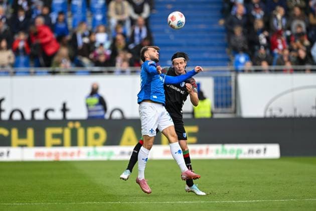 Killian Corredor (SV Darmstadt 1898, 34) im Zweikampf mit Jean Hugonet (1.FC Magdeburg, 24), GER, SV Darmstadt 98 vs 1. FC Magdeburg Fussball, 2. Bundesliga, 9. Spieltag, Spielzeit 2025 2026, 19.10.2025. DFL REGULATIONS PROHIBIT ANY USE OF PHOTOGRAPHS AS IMAGE SEQUENCES AND OR QUASI-VIDEO GER, SV Darmstadt 98 vs 1. FC Magdeburg Fussball, 2. Bundesliga, 9. Spieltag, Spielzeit 2025 2026, 19.10.2025. Darmstadt